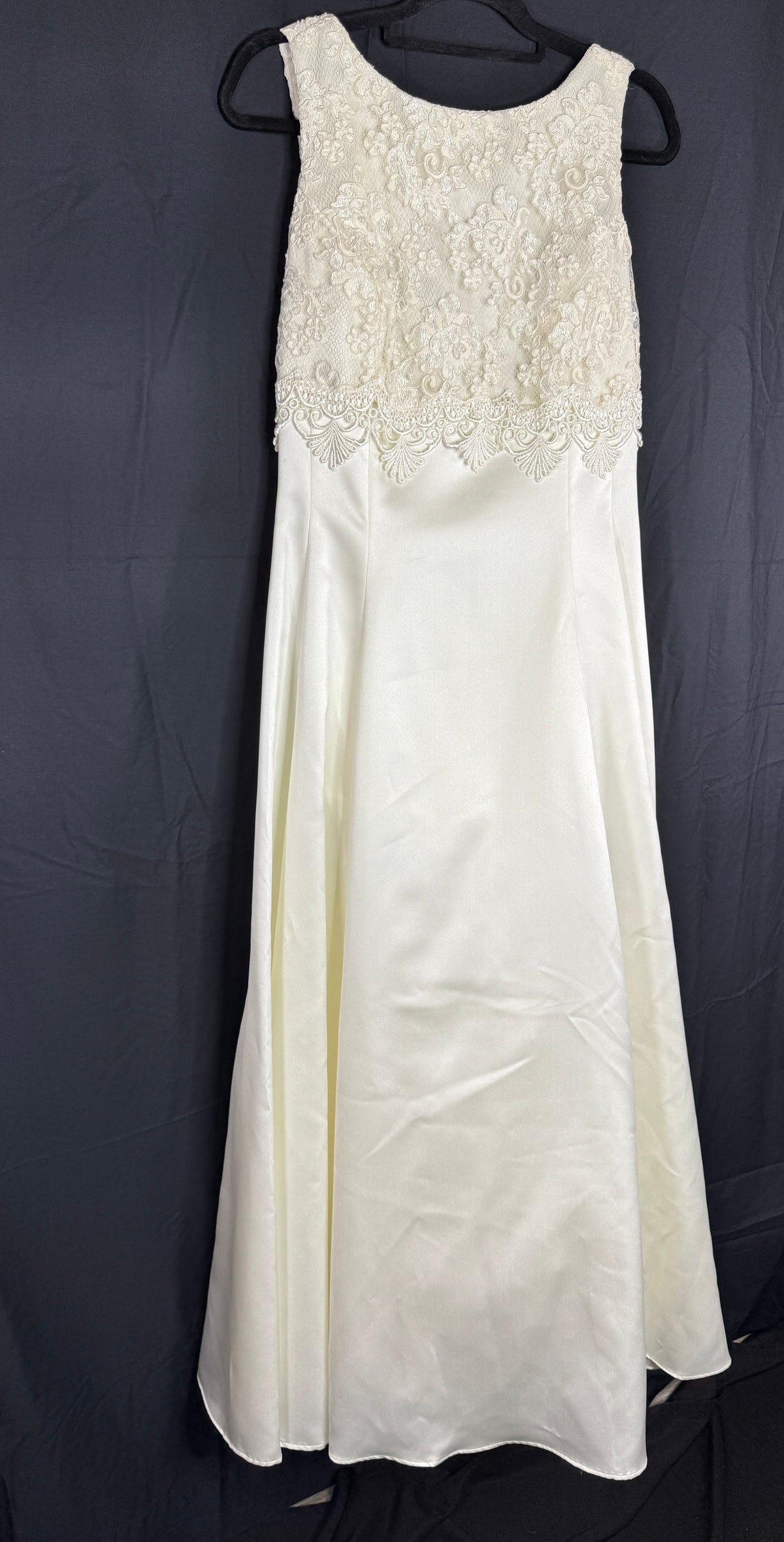 Caché Ivory Wedding Dress - Image 3