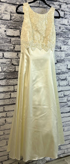 Caché Ivory Wedding Dress - Image 2