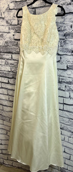 Caché Ivory Wedding Dress - Image 3