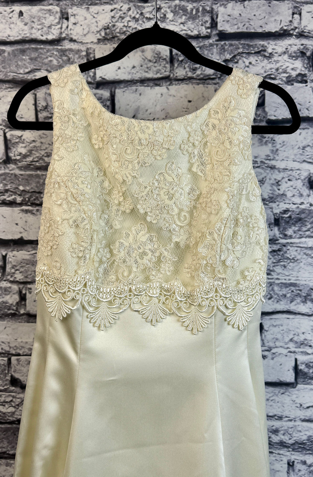 Caché Ivory Wedding Dress - Image 4