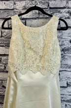 Caché Ivory Wedding Dress - Image 4