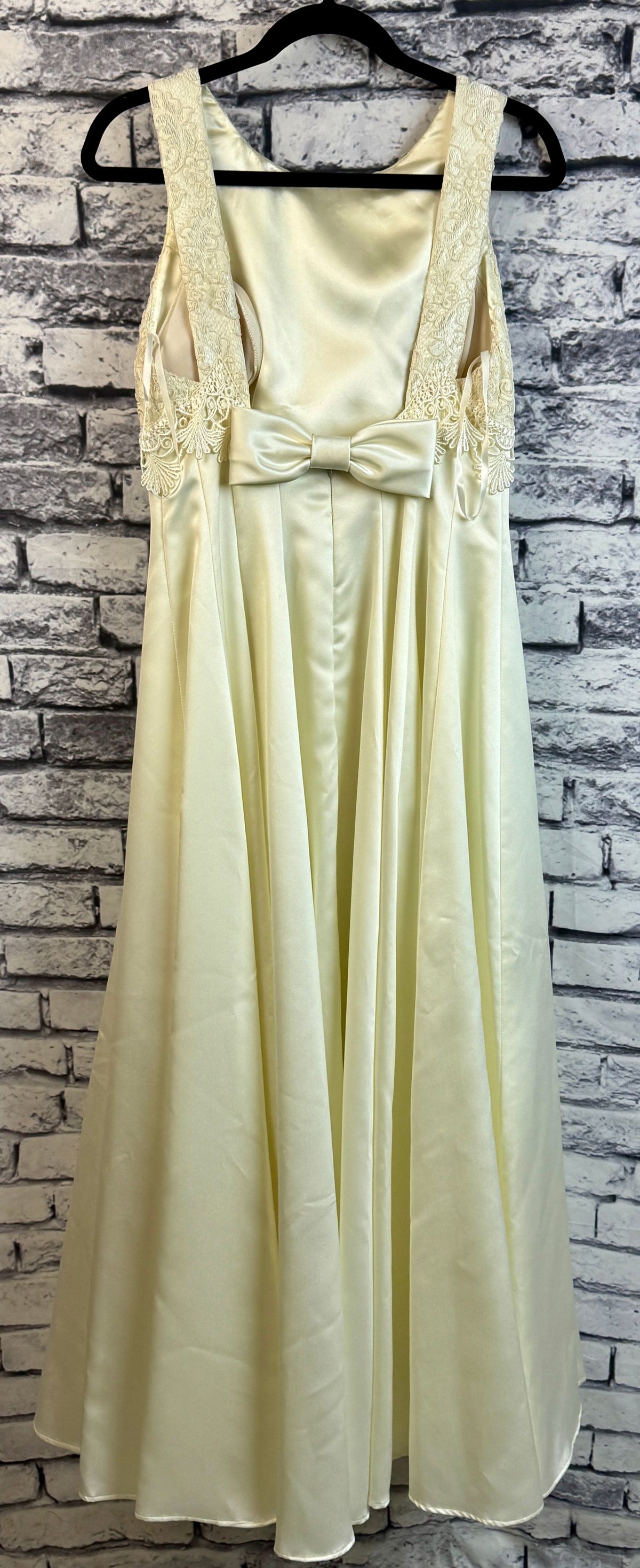 Caché Ivory Wedding Dress - Image 6