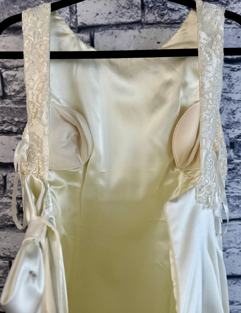 Caché Ivory Wedding Dress - Image 7