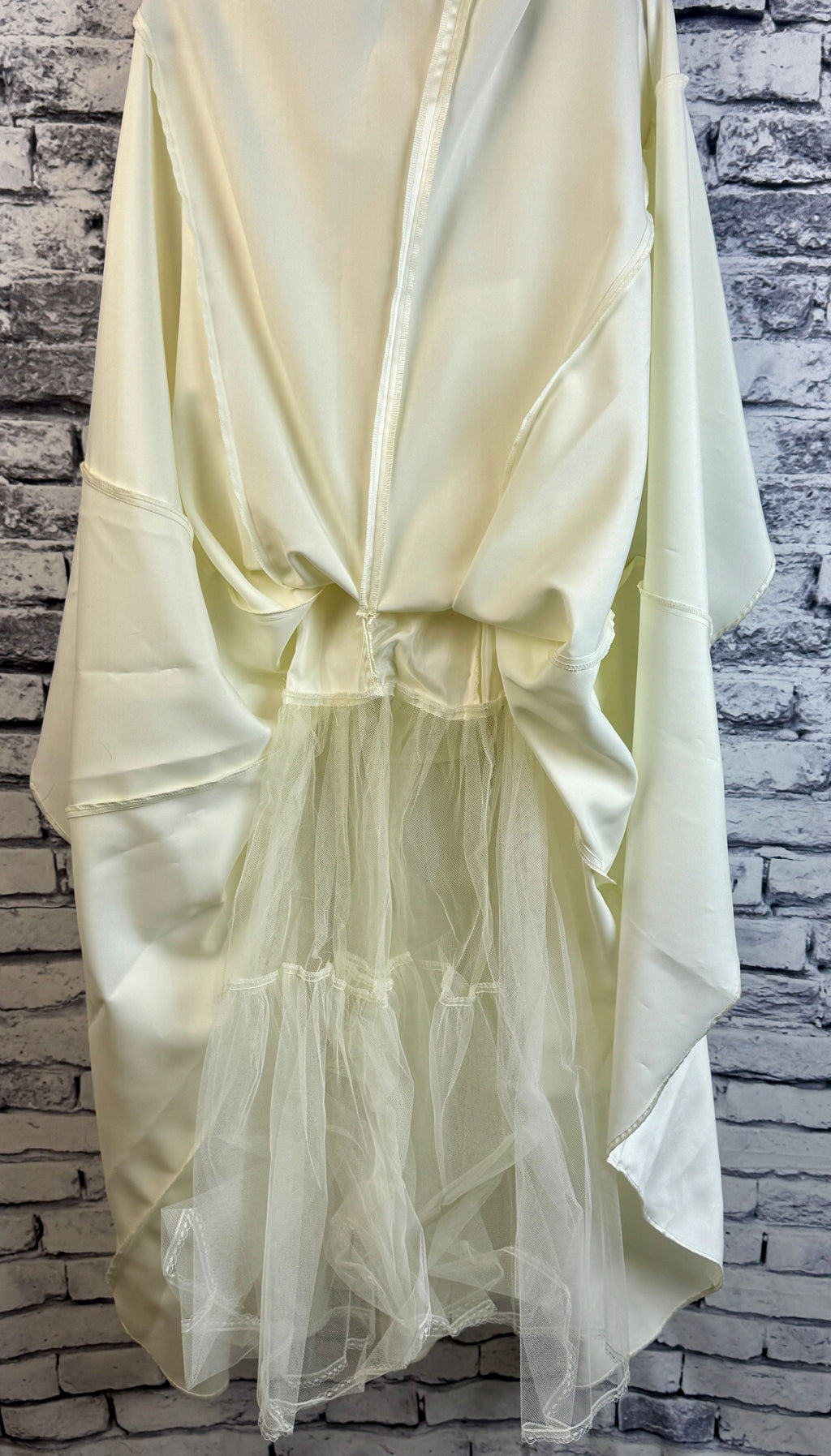 Caché Ivory Wedding Dress - Image 9