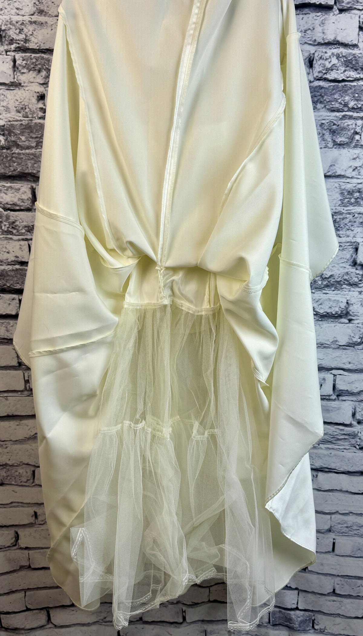 Caché Ivory Wedding Dress - Image 9