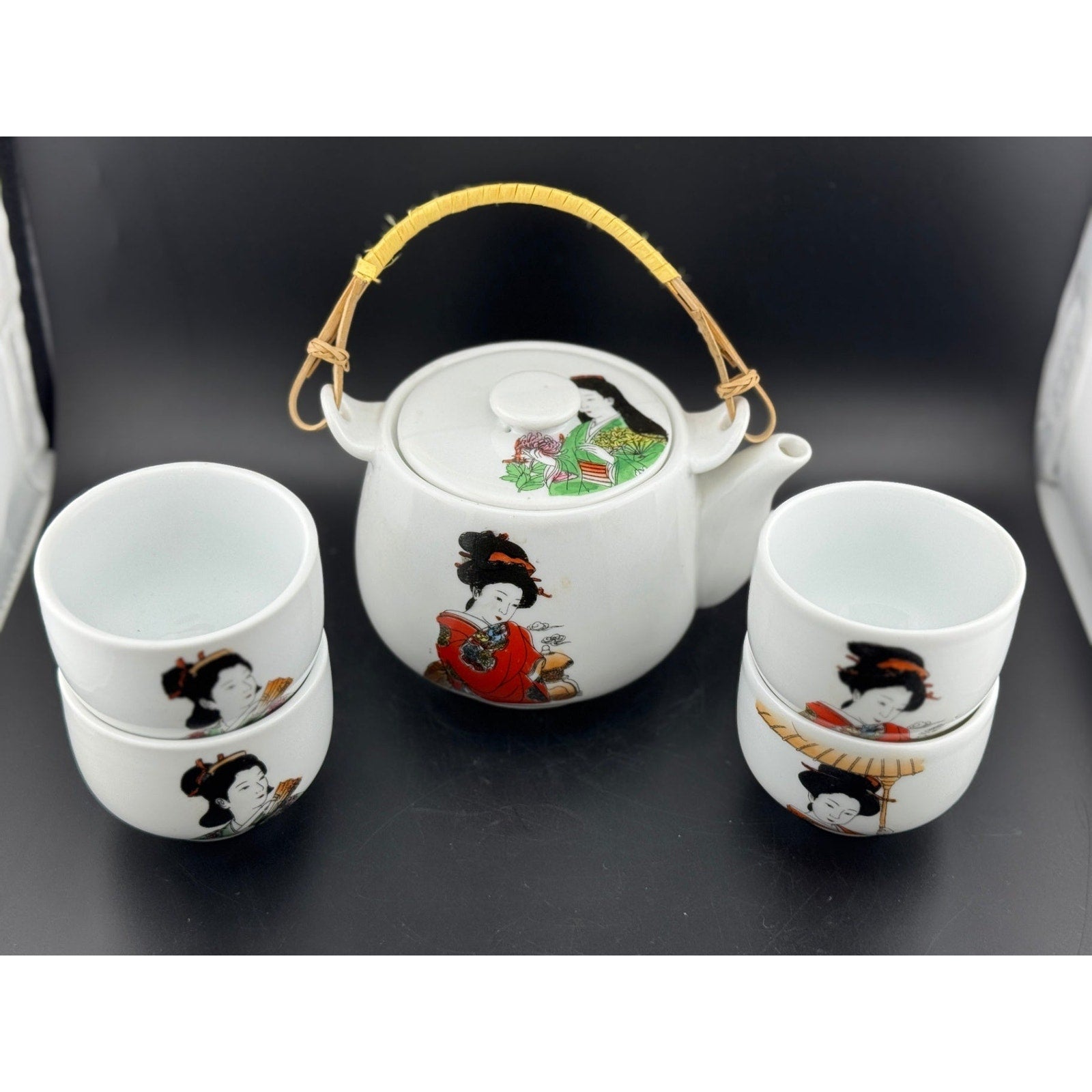 Geisha Tea Set - Teapot with Four Cups