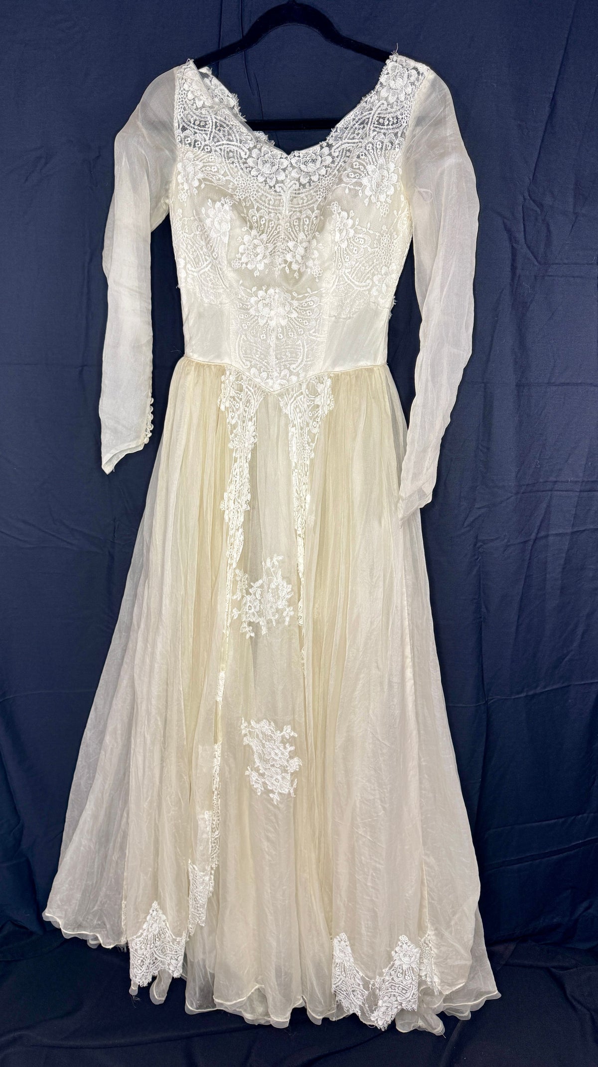 VTG 1950's Wedding Dress - Image 1